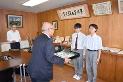 高校生に暴力追放タオルを寄贈　広尾暴追協 2