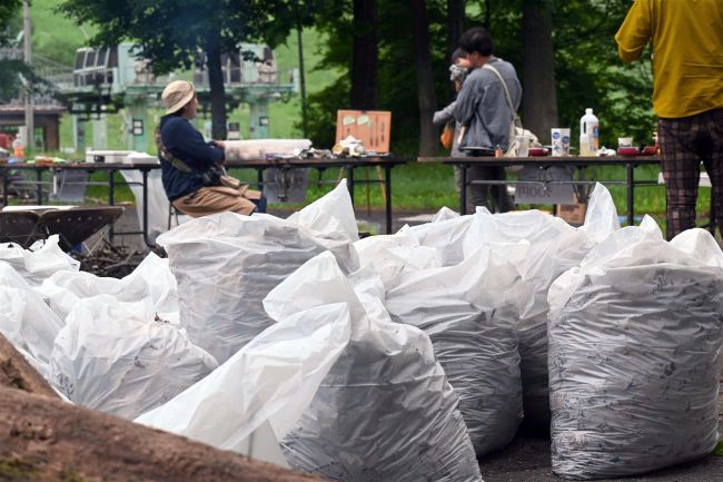 【写真】敷地内を有志約50人が清掃 再開後初のイベント「Clean Action 新嵐山」