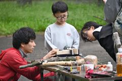木工体験をする子どもたち