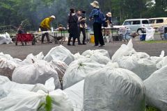 敷地内を有志約５０人が清掃　再開後初のイベント「Ｃｌｅａｎ　Ａｃｔｉｏｎ　新嵐山」