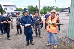 住宅地でのヒグマ出没を想定し、駆除に向けた手順を確認した参加者