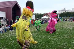 懸命に駆けるティラノサウルスの着ぐるみ