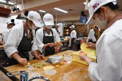 十勝産小麦を使い、パンを作る学生
