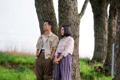 幕別町の丘で、田中陸さん（２８）演じる豊と身を寄せ合い、心を通じさせた東盛さん演じる一子（右）（撮影粟田経弘）