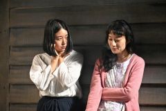 海老原百華さん（２６）演じる義姉とのシーンに臨む東盛さん（左）