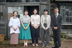 戸山家の人々を演じた出演者ら。中央が東盛さん（２０２３年９月、大樹町）