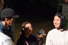 逢坂監督と演技について話す東盛さん（右）（２０２３年９月、大樹町）