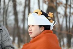 花嫁衣装に身を包んだ東盛さん（３月、大樹町）