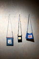 ハートなどをモチーフにした絵が描かれた布を使って製作したサコッシュ