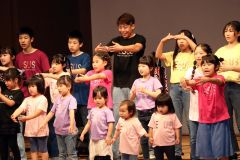 「大家族」を熱唱する「十勝ハレルヤ」の子どもたち