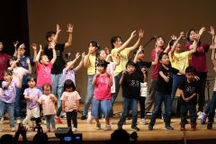 「大家族」を熱唱する「十勝ハレルヤ」の子どもたち