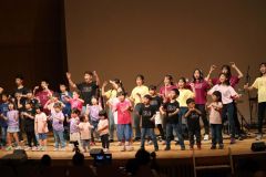 「大家族」を熱唱する「十勝ハレルヤ」の子どもたち