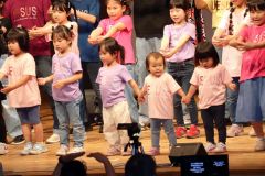 「大家族」を熱唱する「十勝ハレルヤ」の子どもたち