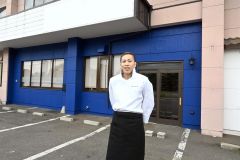 ２０日にオープンする洋菓子店「ｐａｔｉｓｓｅｒｉｅ７」をＰＲする田中店主