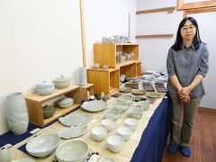 十勝の自然と土の温もりを表現した器が並ぶ会場と青木さん