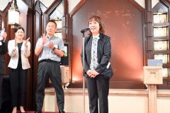 謝辞を述べる谷保さん。場内アナウンスも披露し、会場を盛り上げた