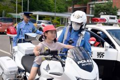 白バイにまたがる園児