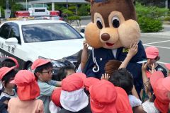 チャーミーと触れ合う園児ら