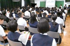 音更高を訪れた共栄中の３年生ら