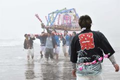 豊漁や安全操業を祈願　波しぶき上げ船神輿　厚内神社本祭 3