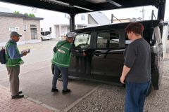 車の施錠をチェックする町内会員と見守る住人(15日午後2時15分ごろ、西18南2付近)