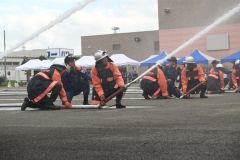 一斉放水を行う消防団員ら