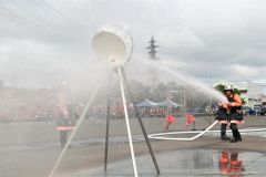 標的注水を行う消防団員ら