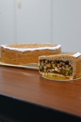 ドライパインやドライイチジクなどを加えて食感にもこだわった岡本さんの作品