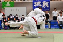【男子団体戦決勝・東海大札幌高―北海】大内刈りで技ありを奪う東海大札幌高の吉野隼人（奥）