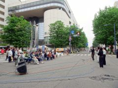 多彩な歌声に引き込まれる市民ら