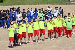 永原選手へのエールを胸に人文字制作に取り組む生徒たち（金野和彦撮影）