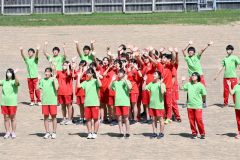 永原選手へのエールを胸に人文字制作に取り組む生徒たち（金野和彦撮影）