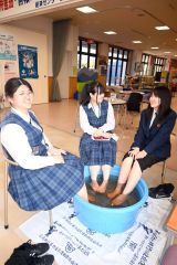足湯で「晩成温泉」をＰＲ　大樹高校生が道の駅で 3