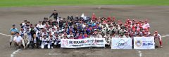 ６チームの選手や関係者での集合写真
