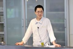 食材の良さを生かした料理を作る大切さを学生たちに伝える小久保さん