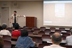 遠山さんが作品について語った上映会