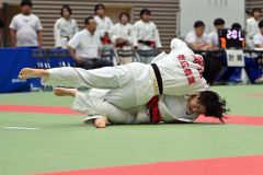【女子個人戦５７キロ級・準々決勝】大内刈りで２つ目の技ありを奪う帯農の岡田美里（上）