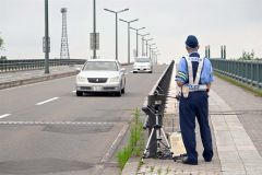 池田署の定置式取り締まり装置の前を通る車（２０日午前７時４０分ごろ、池田小学校付近）