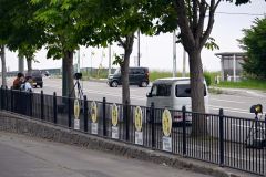 移動式オービスの前を通る車（２０日午前７時５０分ごろ、池田小学校付近）