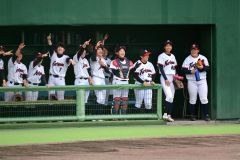 【ホーネッツ・レディース－栗山】栗山は三回、６点目が入り喜ぶ選手