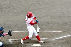 【旭川明成－札幌国際大】旭川明成は六回、先頭打者の野口が左前打で勝ち越しのランナーとなった（保護者提供）