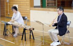 箏と尺八の音色を堪能　下音更小 6