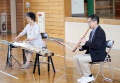 息の合った演奏を披露する（左から）菱沼さんと米澤さん
