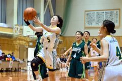 【女子予選トーナメントＣブロック１回戦・白樺学園－小樽双葉】第４クォータ、シュートを狙う白樺学園の佐々木柚奈（左、白色ユニホーム）＝金野和彦撮影