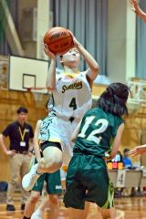 【女子予選トーナメントＣブロック１回戦・白樺学園－小樽双葉】第４クォータ、相手のディフェンスをかわしシュートを狙う白樺学園の佐々木果梨奈主将（白色ユニホーム）＝金野和彦撮影