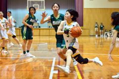 【女子予選トーナメントＣブロック１回戦・白樺学園－小樽双葉】第３クォータ、相手のゴール下へ切れ込む、白樺学園の佐々木柚奈（手前、白色ユニホーム）金野和彦撮影