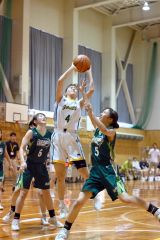 【女子予選トーナメントＣブロック１回戦・白樺学園－小樽双葉】第３クォータ、シュートを狙う白樺学園の佐々木果梨奈主将（白色ユニホーム）＝金野和彦撮影