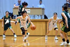 【女子予選トーナメントＣブロック１回戦・白樺学園－小樽双葉】第３クォータ、白樺学園の佐々木柚奈（左、白色ユニホーム）がドリブルで攻め上がる（金野和彦撮影）