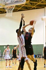 【男子予選トーナメントＡブロック準決勝・帯大谷―道栄】身長２０５センチの留学生選手の守備に対してシュートを放つ帯大谷の佐藤海陸（松村智裕撮影）