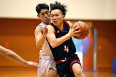 【男子予選トーナメントＢブロック準決勝・白樺学園－函大有斗】第３クォーター、相手のディフェンスを突破し、シュートを狙う白樺学園の安倍巧叶主将（黒色ユニホーム）＝金野和彦撮影